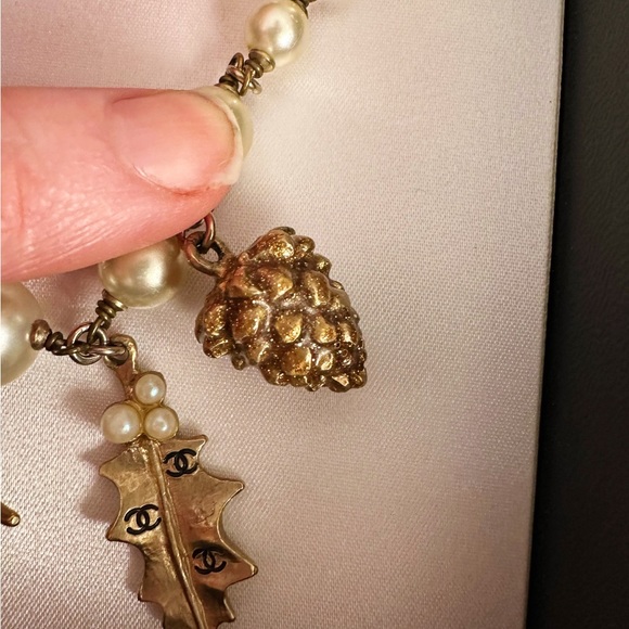 Vintage CHANEL Fall Botanical Pearl Charm Choker Rare Goldtone ✨ 🐰🍂 - Picture 8 of 10